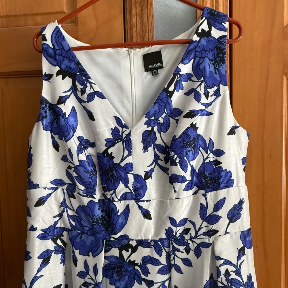 Melrose white dress with blue flowers - Picture 3 of 8